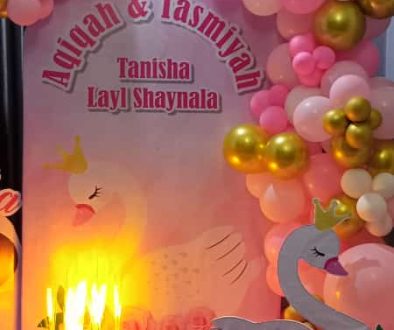 Toko Bunga Dan Florist Di Sekitar Jalan G Obos Palangkaraya Terdekat: Kirim Cepat 24 Jam Dinamika kehidupan di Kota Cantik Palangkaraya kini bergerak dengan sangat cepat dan modern dari hari ke hari. Berbagai momen penting kemasyarakatan seperti pernikahan, peresmian tempat usaha, kelulusan wisuda, hingga kabar duka cita datang silih berganti. Oleh karena itu, kebutuhan masyarakat akan media penyampai ucapan yang praktis namun berkesan makin meningkat tinggi. Karangan bunga papan berukuran besar atau buket tangan yang cantik selalu sukses menjadi simbol perhatian terbaik. Kehadiran kelopak flora yang menawan mampu mewakili rasa hormat, sukacita, maupun rasa empati mendalam kita kepada penerima. Namun, kesibukan harian sering kali membuat kita tidak memiliki waktu luang untuk mencari toko bunga konvensional. Bagi Anda yang tinggal atau sedang memiliki keperluan di area strategis Kalimantan Tengah, kini ada kabar baik. Layanan profesional dari Toko Bunga Dan Florist Di Sekitar Jalan G Obos Palangkaraya Terdekat hadir sebagai solusi andal Anda. Kami siap melayani pesanan berbagai macam hantaran premium dengan sistem pengerjaan kilat dan pengantaran langsung ke lokasi. Mengapa Jalan G. Obos Menjadi Lokasi Florist Paling Strategis? Kawasan Jalan G. Obos merupakan salah satu pusat urat nadi perekonomian, perkantoran, dan aktivitas publik terbesar di Palangkaraya. Memilih layanan perajin bunga yang berbasis di sekitar wilayah ini menawarkan keuntungan logistik yang luar biasa bagi konsumen. Berikut adalah beberapa alasan utamanya: 1. Kecepatan Pengiriman ke Pusat Perkantoran Instansi Kawasan ini menjadi rumah bagi berbagai kantor kedinasan pemerintah, bank, serta pusat bisnis komersial yang padat aktivitas. Oleh sebab itu, memilih toko bunga terdekat di jalur ini menjamin hantaran Anda tiba jauh lebih cepat. Kurir kami bisa langsung mengantarkan pesanan Anda tanpa perlu terjebak kemacetan panjang di rute lain. 2. Kedekatan Akses ke Rumah Sakit dan Rumah Duka Kabar duka atau ucapan lekas sembuh (get well soon) sering kali menuntut ketersediaan barang dalam hitungan jam. Jalur G. Obos berada sangat dekat dengan fasilitas kesehatan utama seperti RSUD dr. Doris Sylvanus. Dengan demikian, pengiriman papan duka cita atau buket buah segar bisa kami lakukan secara instan saat itu juga. 3. Kemudahan Koordinasi Pemesanan via Online Anda tidak perlu lagi membuang waktu berharga dan bensin untuk macet-macetan di jalanan menuju toko fisik kami. Cukup gunakan aplikasi WhatsApp pada ponsel Anda, maka admin kami yang ramah akan langsung memproses detail pesanan Anda. Anda tinggal duduk tenang di kantor dan menunggu tim kurir kami mengirimkan foto lokasi. Variasi Pilihan Produk di Toko Bunga Dan Florist Di Sekitar Jalan G Obos Palangkaraya Terdekat Pusat kerajinan flora modern di wilayah G. Obos saat ini terus meningkatkan standar kualitas material mereka. Saat Anda mengakses jaringan Toko Bunga Dan Florist Di Sekitar Jalan G Obos Palangkaraya Terdekat, Anda bisa memilih beberapa opsi produk unggulan berikut: Papan Ucapan Selamat Pernikahan dan Pelantikan Jabatan Produk berukuran besar ini menjadi opsi utama untuk memeriahkan acara resepsi pernikahan atau pembukaan kantor cabang baru. Kami menggunakan bahan dasar sterofoam tebal berkualitas tinggi sebagai fondasi utama pembuatan papan ucapan. Selain itu, kerangka kayu penopang juga kami rancang sangat kuat agar tidak mudah roboh tertiup angin kencang. Karangan Papan Belasungkawa yang Khidmat dan Sopan Kabar duka selalu datang mendadak tanpa pernah memberikan tanda atau permisi terlebih dahulu kepada kita. Kami menyediakan layanan pembuatan papan duka cita dengan desain warna gelap yang sangat anggun dan penuh rasa hormat. Rangkaian bunga krisan segar di sekeliling papan akan menjadi wujud simpati mendalam Anda kepada keluarga. Hand Bouquet dan Money Bouquet Gaya Korea Selanjutnya, jika Anda membutuhkan hadiah yang lebih personal untuk kekasih, sahabat, atau momen wisuda, buket adalah jawabannya. Kami merangkai perpaduan mawar, lili, atau daisy menggunakan teknik Korean wrapping style yang sangat estetik. Tersedia juga opsi buket uang kertas yang dirangkai aman tanpa merusak kondisi lembaran uang. Panduan Mudah Memesan Karangan Bunga Secara Online Agar proses produksi berjalan mulus tanpa terjadi salah paham mengenai detail draf, ikuti beberapa tips praktis berikut ini: Tulis Teks Ucapan Secara Jelas dan Detail: Periksa kembali penulisan nama, gelar akademik, atau nama instansi pengirim pada draf ucapan Anda. Kesalahan satu huruf saja bisa mengurangi esensi keindahan kado tersebut. Kirimkan teks ucapan menggunakan format teks WhatsApp agar admin tinggal menyalinnya dengan akurat. Pastikan Alamat Pengiriman Ditulis Lengkap: Cantumkan nama jalan, nomor rumah, nama gedung, atau patokan lokasi acara secara detail. Kemudian, bagikan titik lokasi (share location) Google Maps kepada admin kami untuk memudahkan tugas tim kurir instan di lapangan. Konfirmasi Ketersediaan Stok Bunga Hari Itu: Menjelang musim kelulusan kampus atau hari libur besar, ketersediaan jenis bunga tertentu terkadang menipis. Selalu tanyakan opsi bunga yang siap dirangkai hari itu juga agar pesanan darurat Anda bisa langsung masuk antrean prioritas. Jaminan Kualitas Kesegaran Bunga dan Pengiriman Kilat Suhu udara di wilayah Kota Cantik Palangkaraya cenderung hangat dan terik pada siang hari. Kondisi alam ini menuntut penanganan bunga potong secara ekstra hati-hati agar tidak mudah layu sebelum tiba di lokasi. Oleh karena itu, toko kami selalu menerapkan standar operasional yang sangat ketat untuk menjaga kepuasan konsumen. Kami hanya menggunakan stok bunga segar pilihan yang baru keluar dari ruang pendingin khusus untuk menghiasi sudut papan ucapan. Selain itu, tim kurir internal kami bergerak sangat cepat dan terlatih dalam membawa rangkaian bunga sensitif di kendaraan. Kami menjamin kondisi tatanan kertas buket tidak kusut dan kelopak bunga tetap segar bugar hingga tiba di tangan penerima.