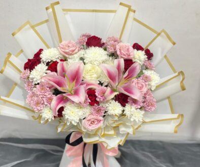 Rangkaian Bunga Meja Selamat dari Bunga Mawar dan Bunga Lily Segar Berkualitas untuk Tampilan Cantik dan Elegan