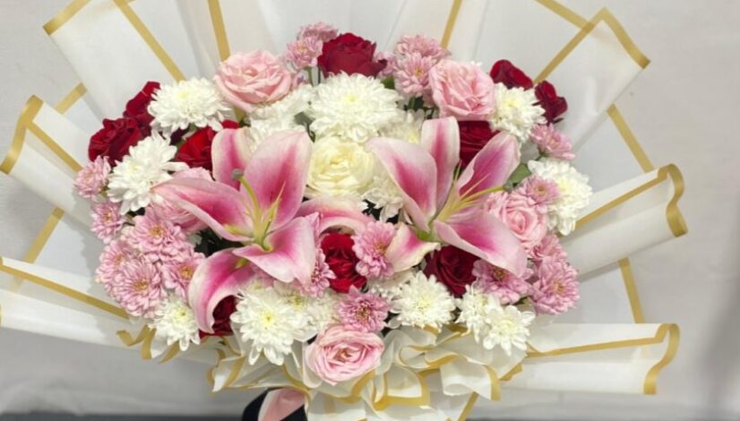 Rangkaian Bunga Meja Selamat dari Bunga Mawar dan Bunga Lily Segar Berkualitas untuk Tampilan Cantik dan Elegan